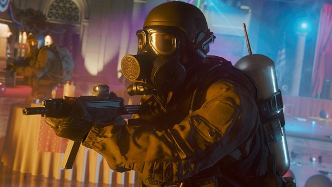 Operator aus Black Ops 6 mit Waffe im Anschlag