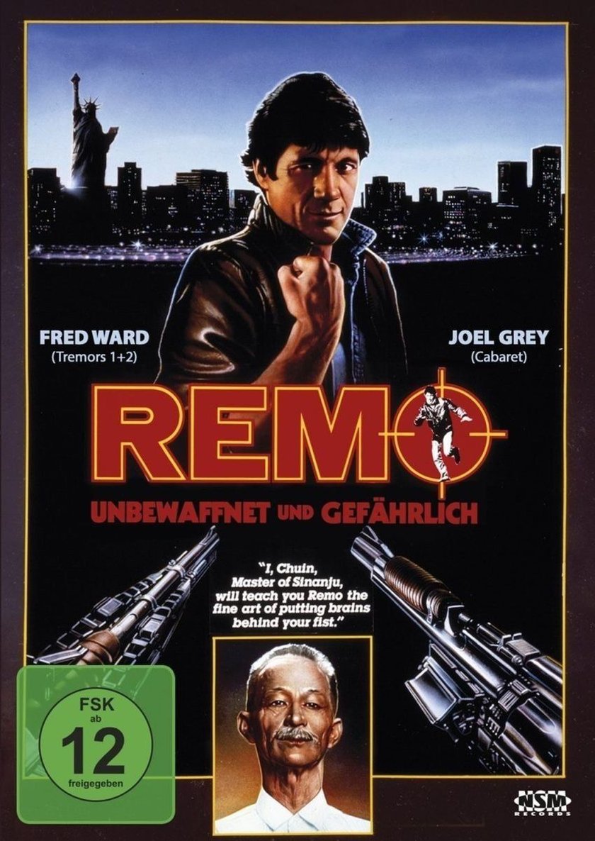 Filmplakat des Films „Remo – Unbewaffnet und gefährlich“. Im oberen Bereich ist eine nächtliche Skyline mit der Freiheitsstatue zu sehen. Darunter der Titel „REMO“.