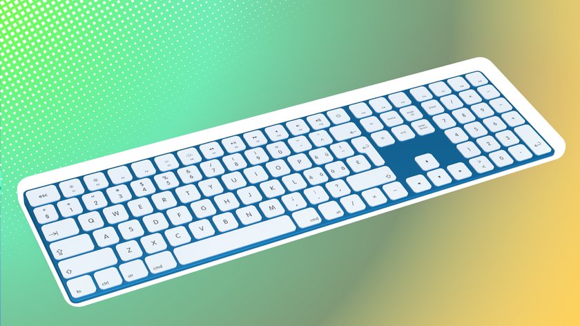 Weisse Computertastatur mit blauem Hintergrund zwischen den Tasten, abgebildet auf einem Farbverlauf von grün zu gelb. Die Tastatur zeigt ein vollständiges Layout mit Ziffernblock und Funktionstasten.