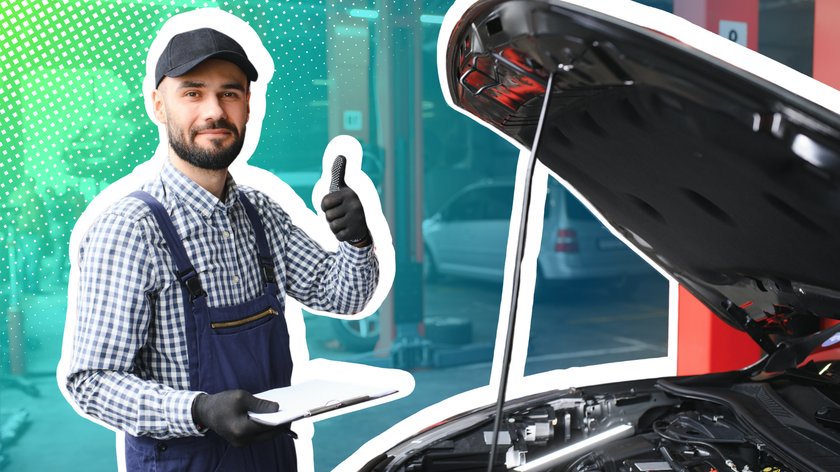 Ein Automechaniker in kariertem Hemd und blauer Latzhose, der in einer Werkstatt vor einem geöffneten Auto steht. Er trägt schwarze Handschuhe, hält ein Klemmbrett in einer Hand und zeigt mit der anderen Hand einen Daumen nach oben. Im Hintergrund sind unscharf ein Auto und Werkstattdetails zu sehen, mit einem grünen grafischen Muster überlagert.