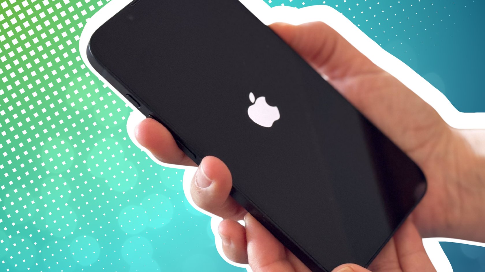 Nahaufnahme der Hände einer Frau, die ein brandneues iPhone auspackt.