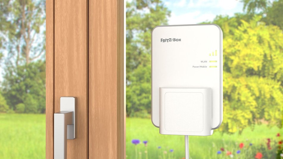 Neuer 5G-Router von AVM: Outdoor-Fritzbox hängt am Fenster