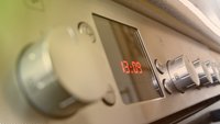 Wie kann man am Backofen die Uhrzeit einstellen?