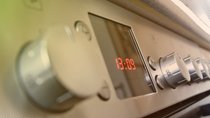 Wie kann man am Backofen die Uhrzeit einstellen?
