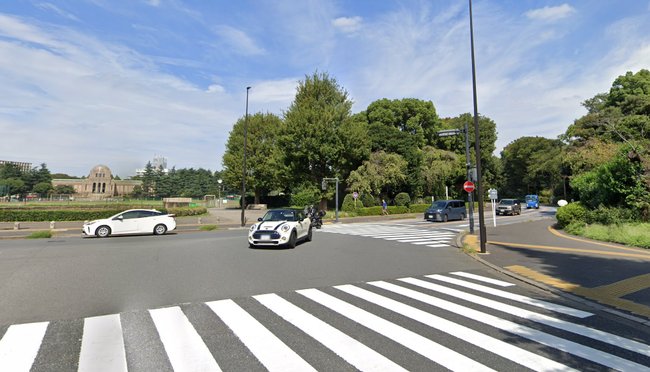 Die Meijijingu-Gaien Kreuzung findet ihr inmitten von Parkanlagen.