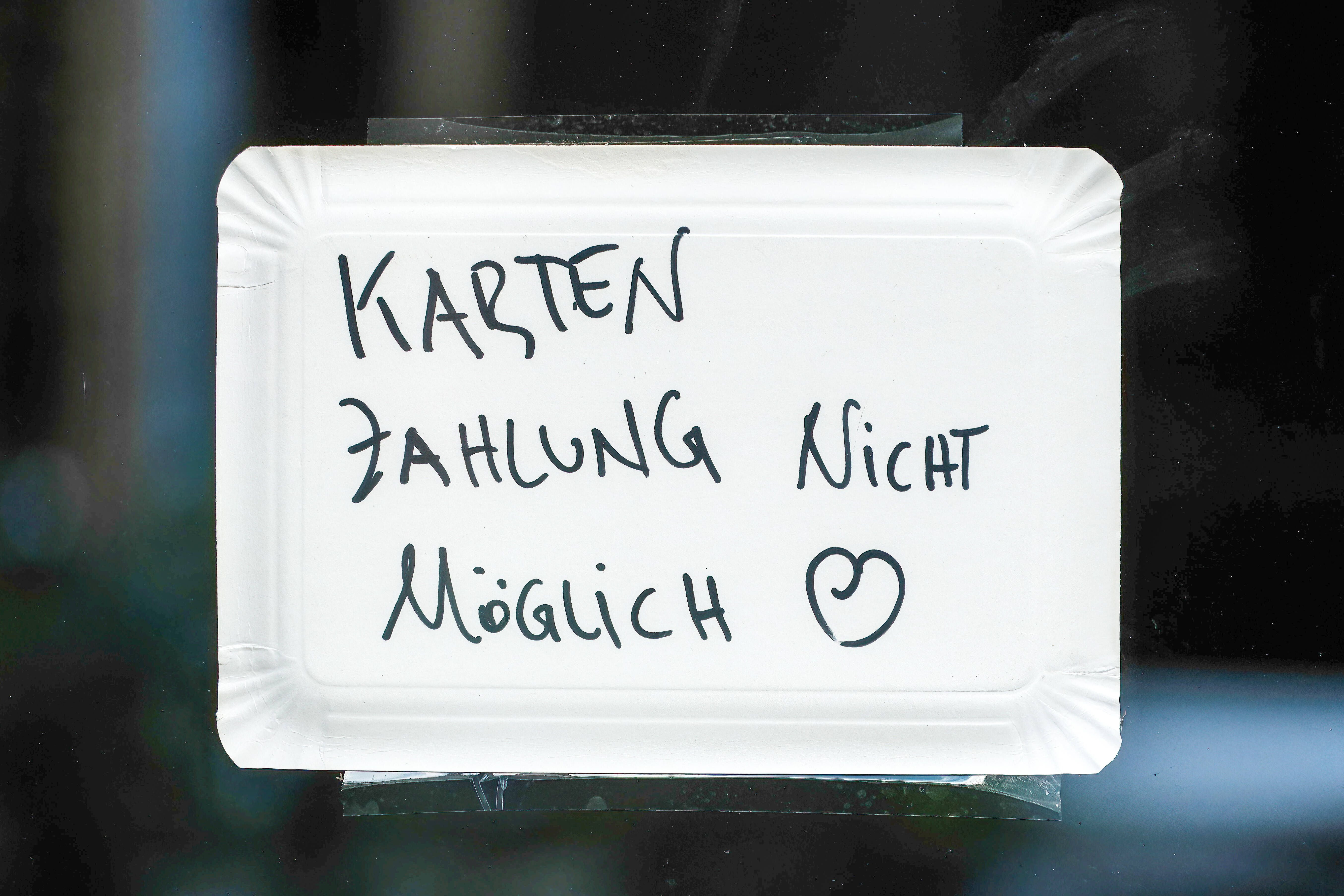 Pappschild mit der Aufschrift 