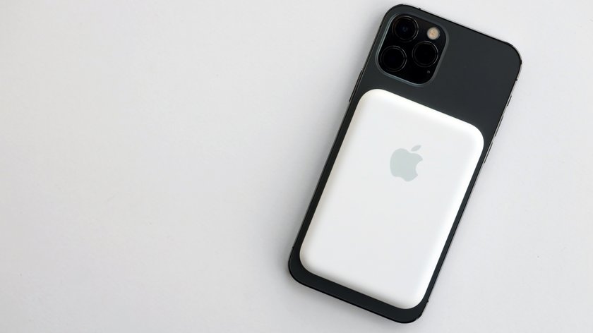 Mit MagSafe lässt sich die Akku-Laufzeit einfach mit kompatiblem Zubehör verlängern.