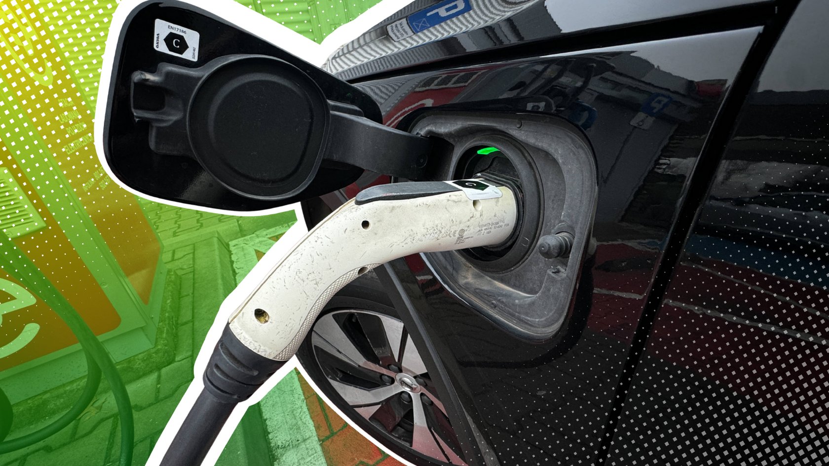 Plug-In-Hybrid-Fahrzeug an einer Ladesäule