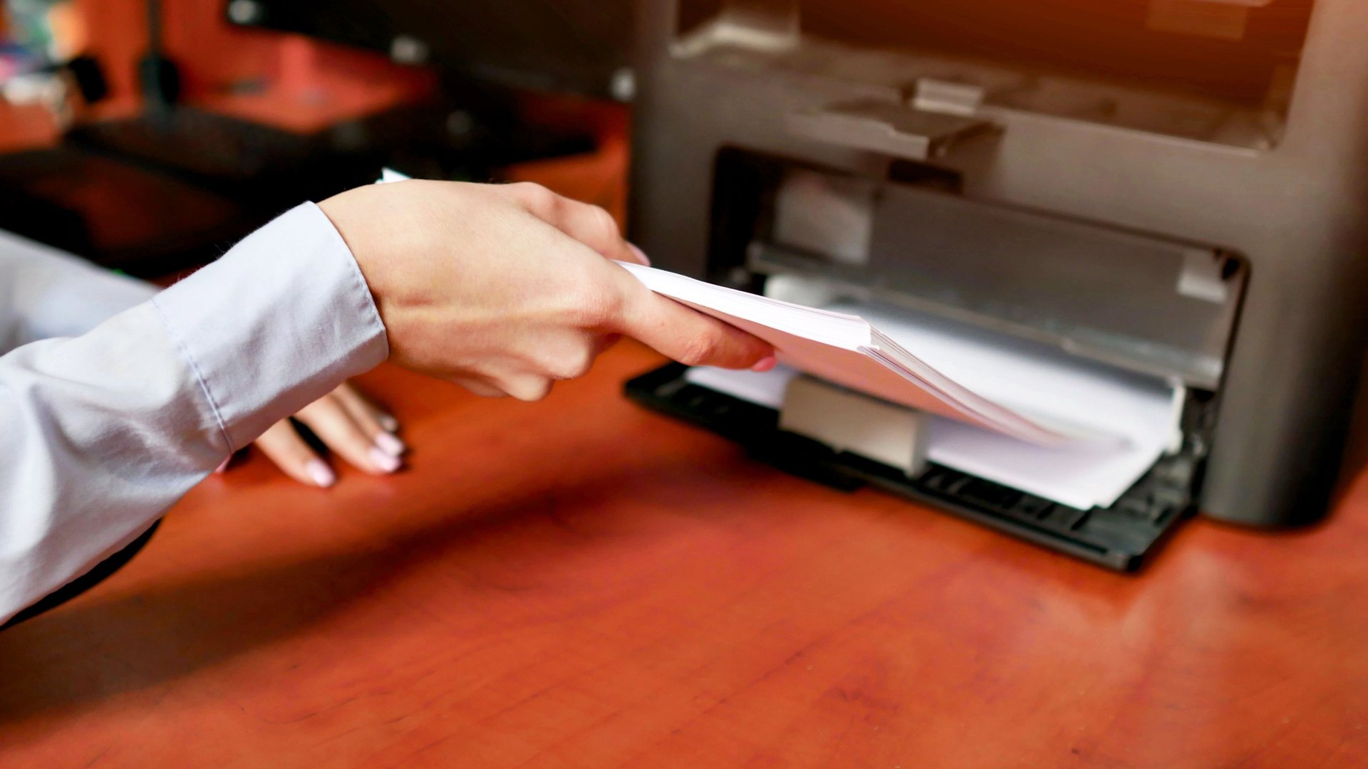 Papierstau Im Drucker Obwohl Keiner Da Ist Drucker-Tipp: Papierstau durch Auffächern vermeiden