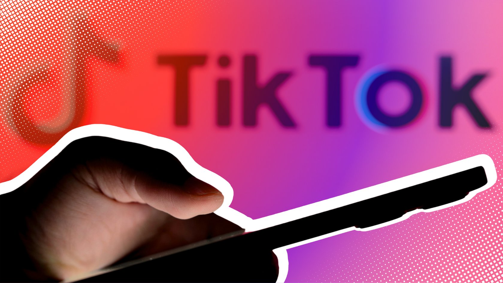 Nahaufnahme einer Hand, die ein Smartphone hält, mit dem TikTok-Logo im Hintergrund. Das Logo ist in Schwarz und Türkis gehalten und befindet sich vor einem pinkfarbenen Hintergrund.
