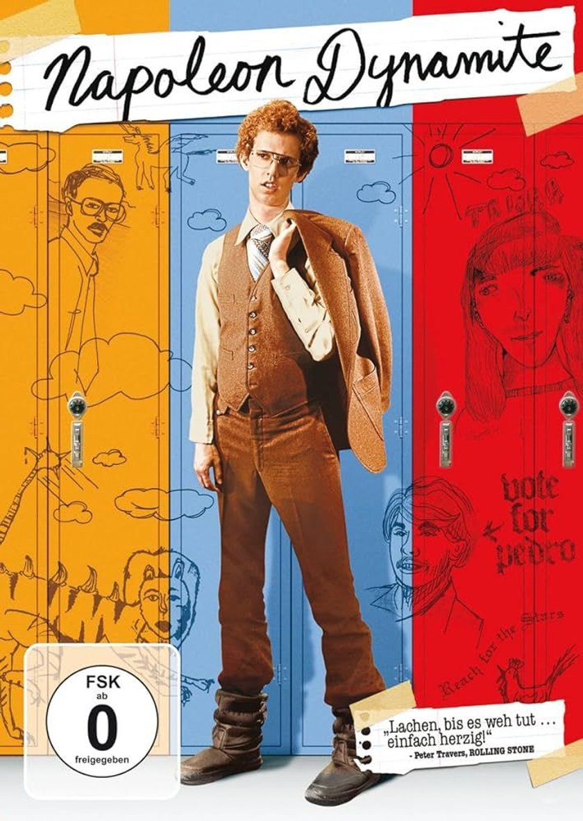Filmplakat für „Napoleon Dynamite“. Im oberen Bereich steht der Filmtitel „Napoleon Dynamite“ in einer geschwungenen Schrift. Im Zentrum steht die Hauptfigur Napoleon Dynamite, ein junger Mann mit lockigem roten Haar, Brille und einem braunen Anzug bestehend aus Weste und Hose.Unten rechts ist ein Zitat von Peter Travers, ROLLING STONE, auf einem zerrissenen Papier dargestellt: „Lachen, bis es weh tut ... einfach herzig!“.