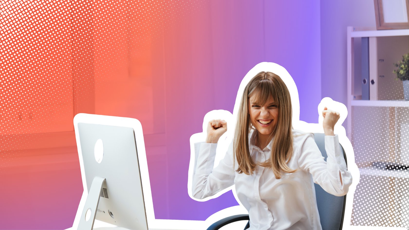 Eine strahlende Frau in einem Büro, die mit geballten Fäusten und einem breiten Lächeln ihren Erfolg feiert, während sie an einem Schreibtisch mit einem Computer sitzt.