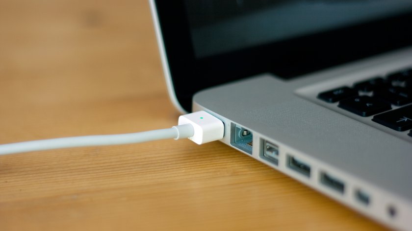 Ein MacBook mit MagSafe-Netzteil.