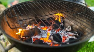 Feuerwehr warnt: Dieser Fehler am Grill kann eure Gesundheit gefährden
