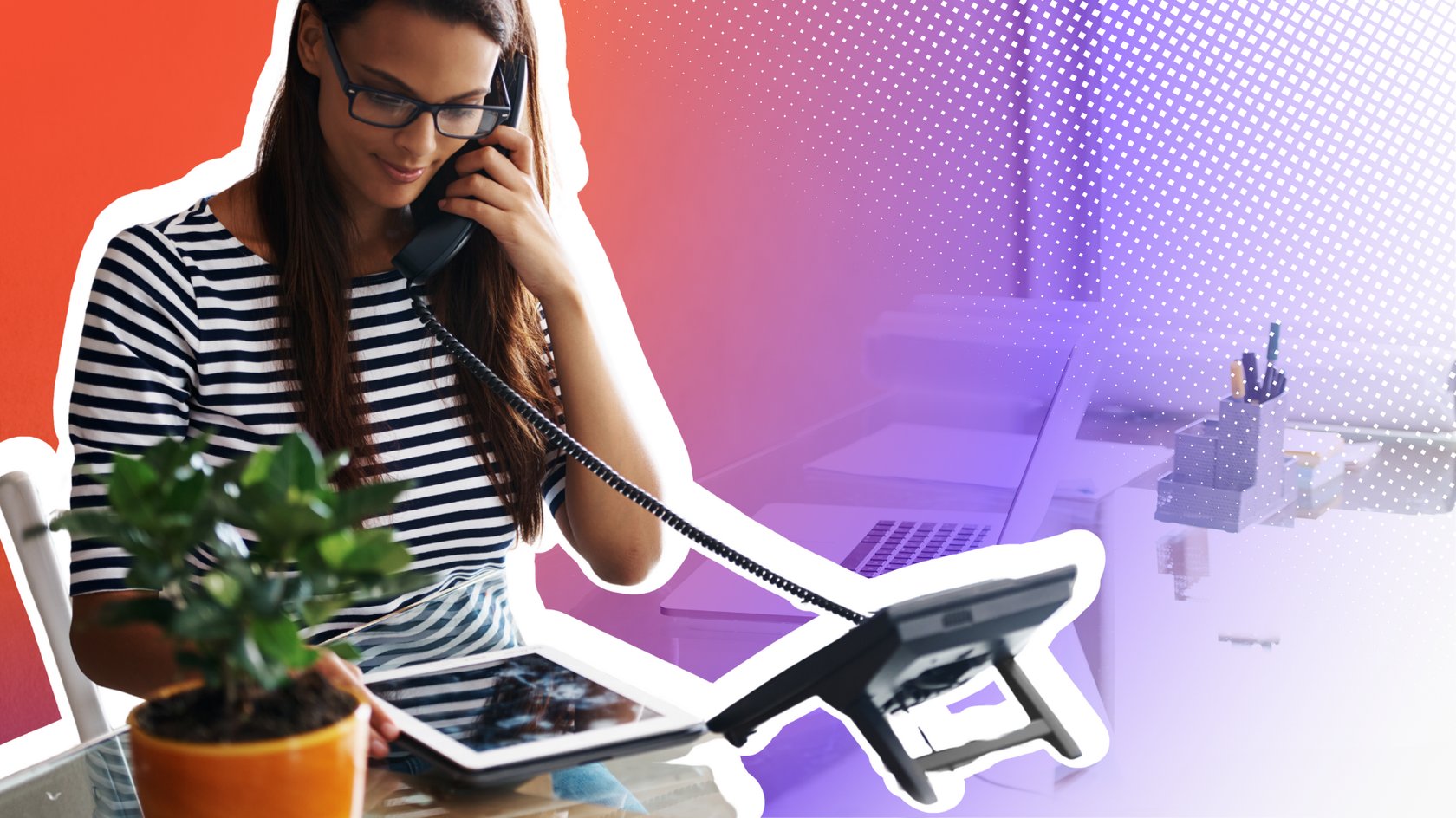 Frau sitzt an einem Schreibtisch und bedient gleichzeitig Tablet, Festnetztelefon und Laptop.