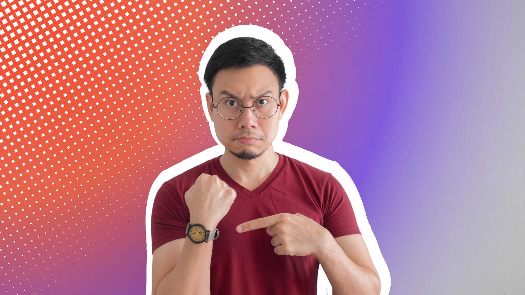 Mann mit Brille und rotem T-Shirt zeigt mit ernstem Gesichtsausdruck auf seine Armbanduhr, als wolle er auf die Zeit hinweisen. Der Hintergrund ist in einem Farbverlauf von Orange zu Lila gehalten und mit einem Punktemuster versehen.