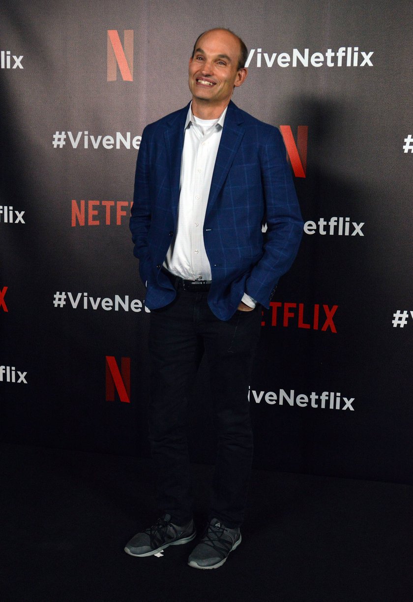 Todd Yellin lacht in die Kamera, Netflix-Logos im Hintergrund