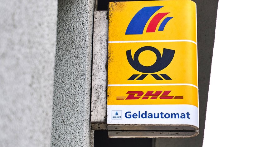 Schilder von Post und DHL