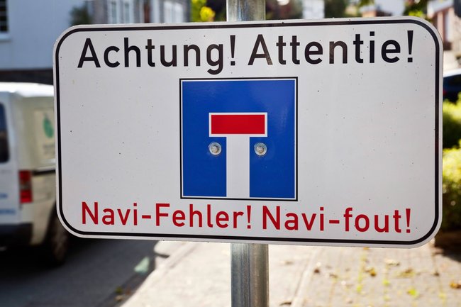 Das einzigartige Schild warnt verirrte Autofahrer.