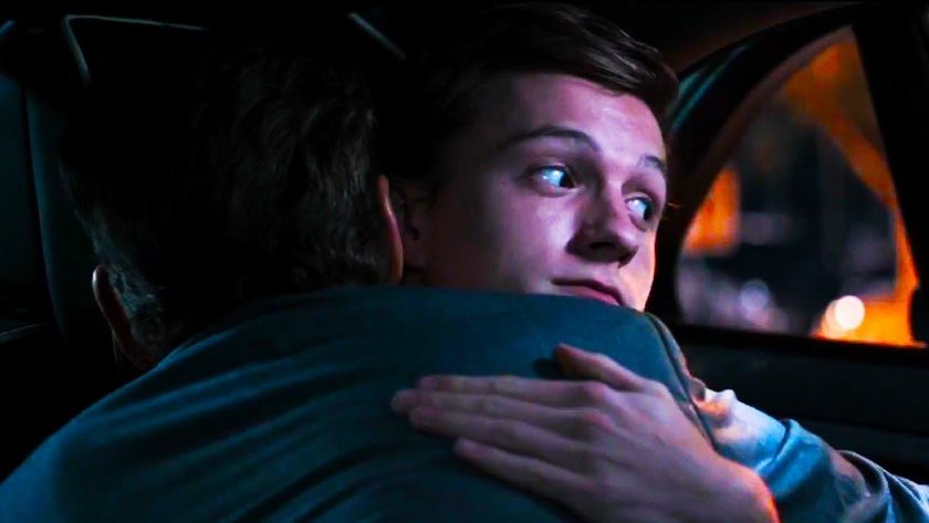 Peter Parker umarmt Tony Stark.