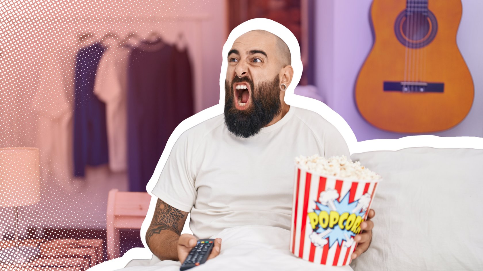 Mann guckt einen Film und schreit