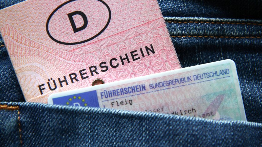 Winden Themenbild - alter und neuer Fuehrerschein, Fahrerlaubnis Themenbild - alter und neuer Fuehrerschein, Fahrerlaubnis 13.11.2020 alter und neuer Fuehrerschein, Fahrerlaubnis der Bundesrepublik Deutschland mit Fahrzeugschein Themenbild, Featurebild, Symbolbild *** Winches theme picture old and new driving licence, driving licence theme picture old and new driving licence, driving licence 13 11 2020 old and new driving licence, driving licence of the Federal Republic of Germany with vehicle registration document theme picture, feature picture, symbol picture Copyright: xFleigx/xEibner-Pressefotox EP_dfg