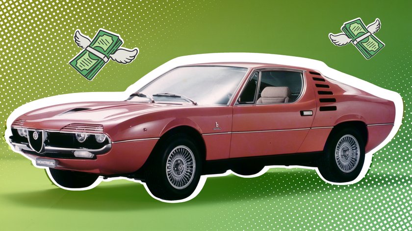 Bild eines klassischen, roten Alfa Romeo Montreal vor einem grün-weißen, grafischen Hintergrund. Über dem Auto sind zwei Comic-Geldbündel mit Flügeln dargestellt, die nach links und rechts fliegen. Das Auto hat ein retro-futuristisches Design mit markanten runden Scheinwerfern und Lüftungsschlitzen an der Seite.