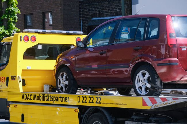 Abschleppdienst des ADAC mit einem Pannenfahrzeug.