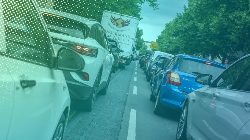 Viele Autos auf der Straße, die im Stau stehen