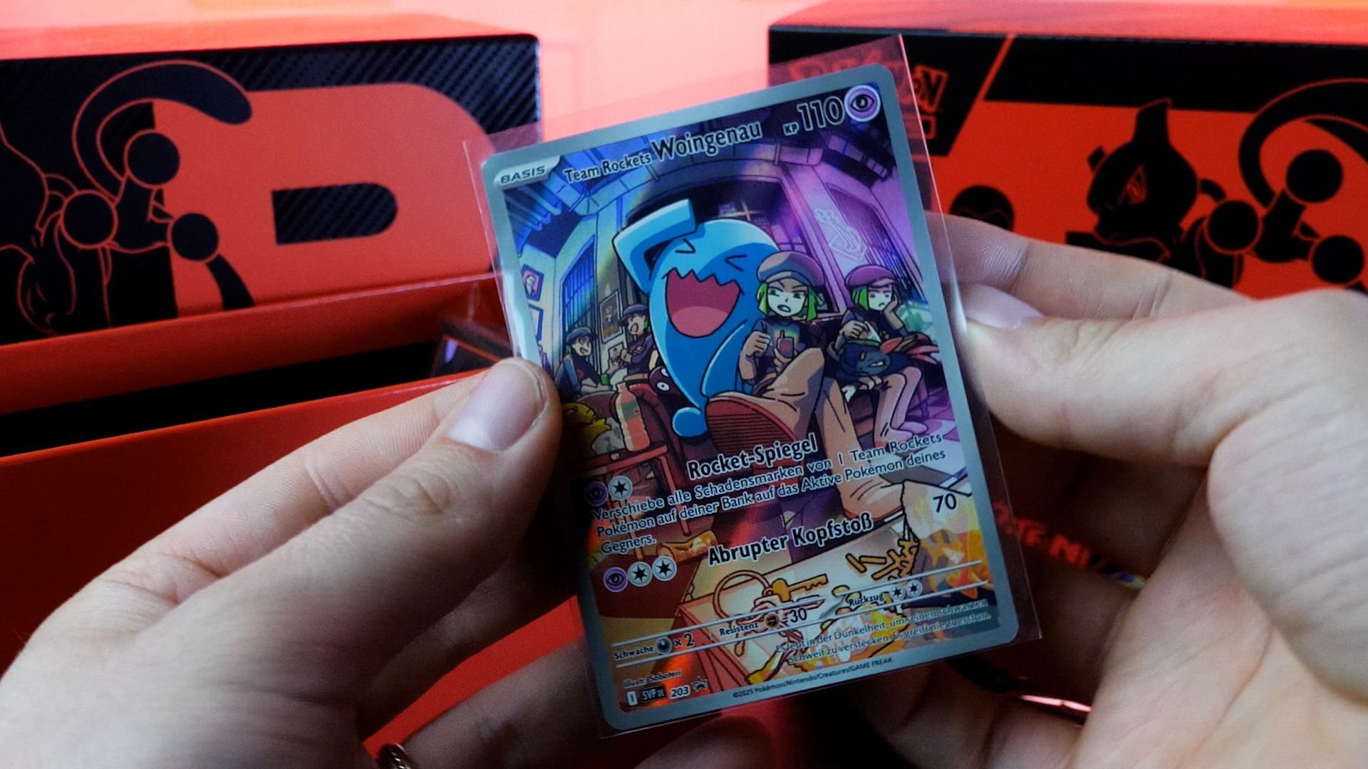 Team Rockets Woingenau Promo-Karte aus der Karmesin & Purpur Ewige Rivalen Top-Trainer-Box