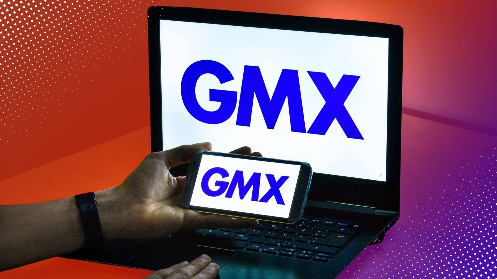 Laptop und Smartphone mit GMX-Schriftzug.