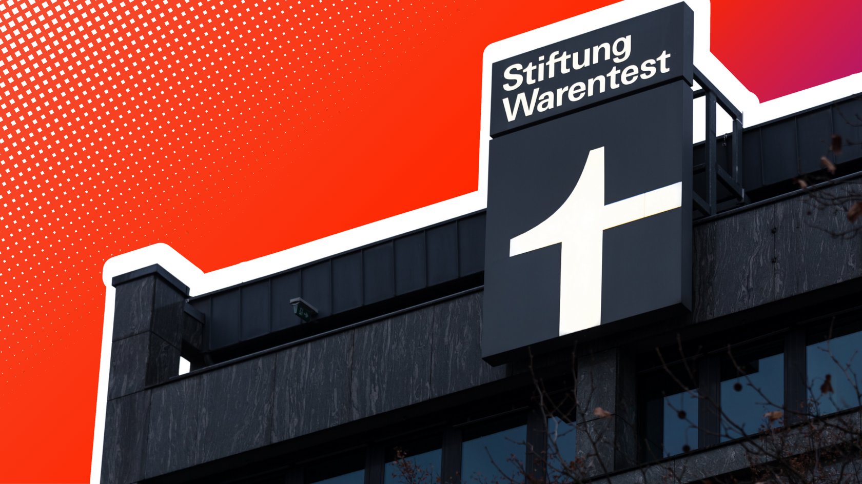 Haus mit Stiftung-Warentest-Logo, roter Hintergrund