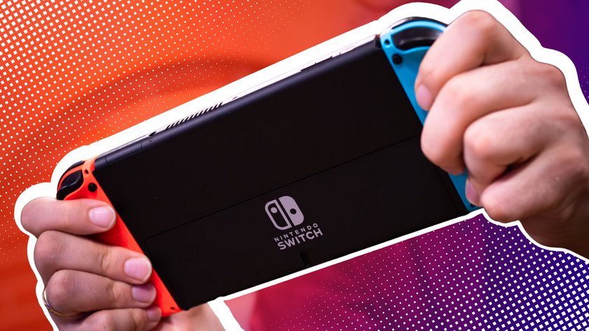 Nintendo Switch in den Händen einer Person vor einem roten Hintergrund.