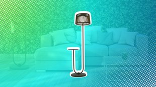 Mit praktischem Tisch: Die Solarlampe von Tchibo macht jeden Balkon gemütlicher