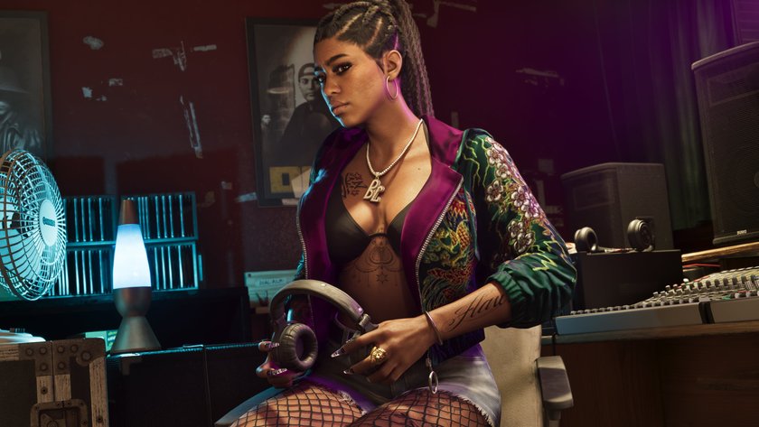 Real Dimez aus GTA 6 mit Kopfhörer in der Hand vor einem Mischpult.
