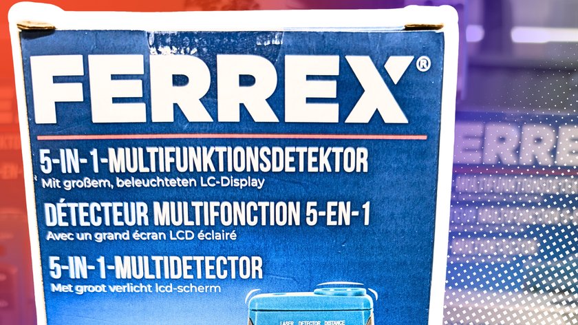Verpackung eines FERREX 5-in-1-Multifunktionsdetektors. Die Verpackung ist blau mit weißem Text. Der Detektor verfügt über ein großes, beleuchtetes LCD-Display. Ein Teil eines weiteren, unscharfen FERREX-Produkts ist im Hintergrund sichtbar.