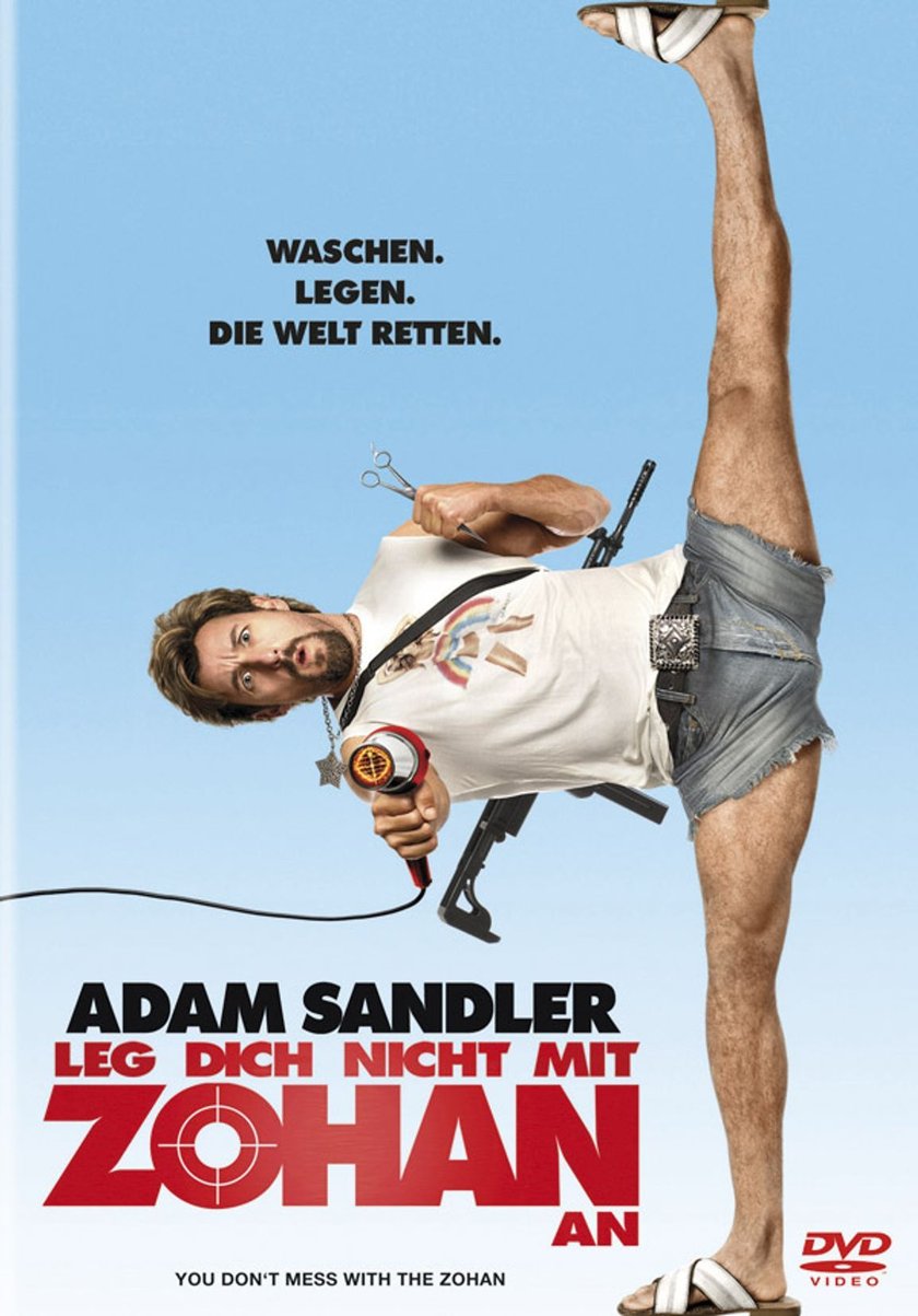 Filmplakat mit Adam Sandler, der kopfüber in der Luft hängt. Er hält eine Schere und einen Föhn in den Händen. Der Slogan lautet: „Waschen. Legen. Die Welt retten.“ Der Filmtitel „Adam Sandler Leg dich nicht mit Zohan an“ ist prominent platziert, mit einem roten Zielkreuz über dem Wort „Zohan“. Er trägt Jeansshorts und Sandalen. Ein Gewehr ist hinter ihm zu sehen.