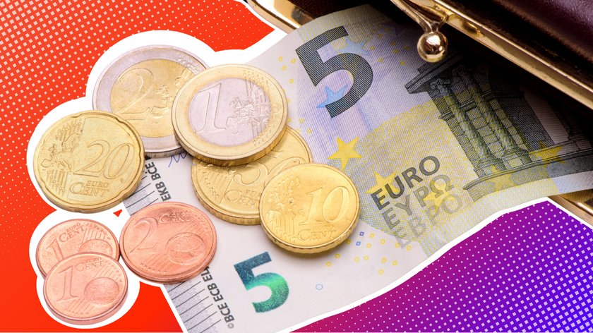 Euro-Münzen und 5-Euro-Schein mit Geldbörse