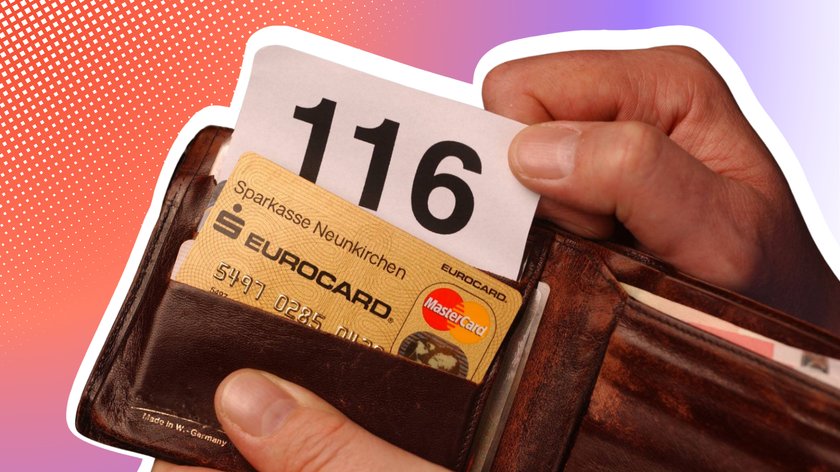 Nahaufnahme einer geöffneten braunen Lederbrieftasche, in der eine Hand eine Karte mit der Nummer "116" hält. Im Kartenfach der Brieftasche steckt eine goldfarbene Eurocard der Sparkasse Neunkirchen mit MasterCard-Logo. Hintergrund mit einem farbigen Verlauf in Rot- und Lilatönen sowie einer gepunkteten Textur.