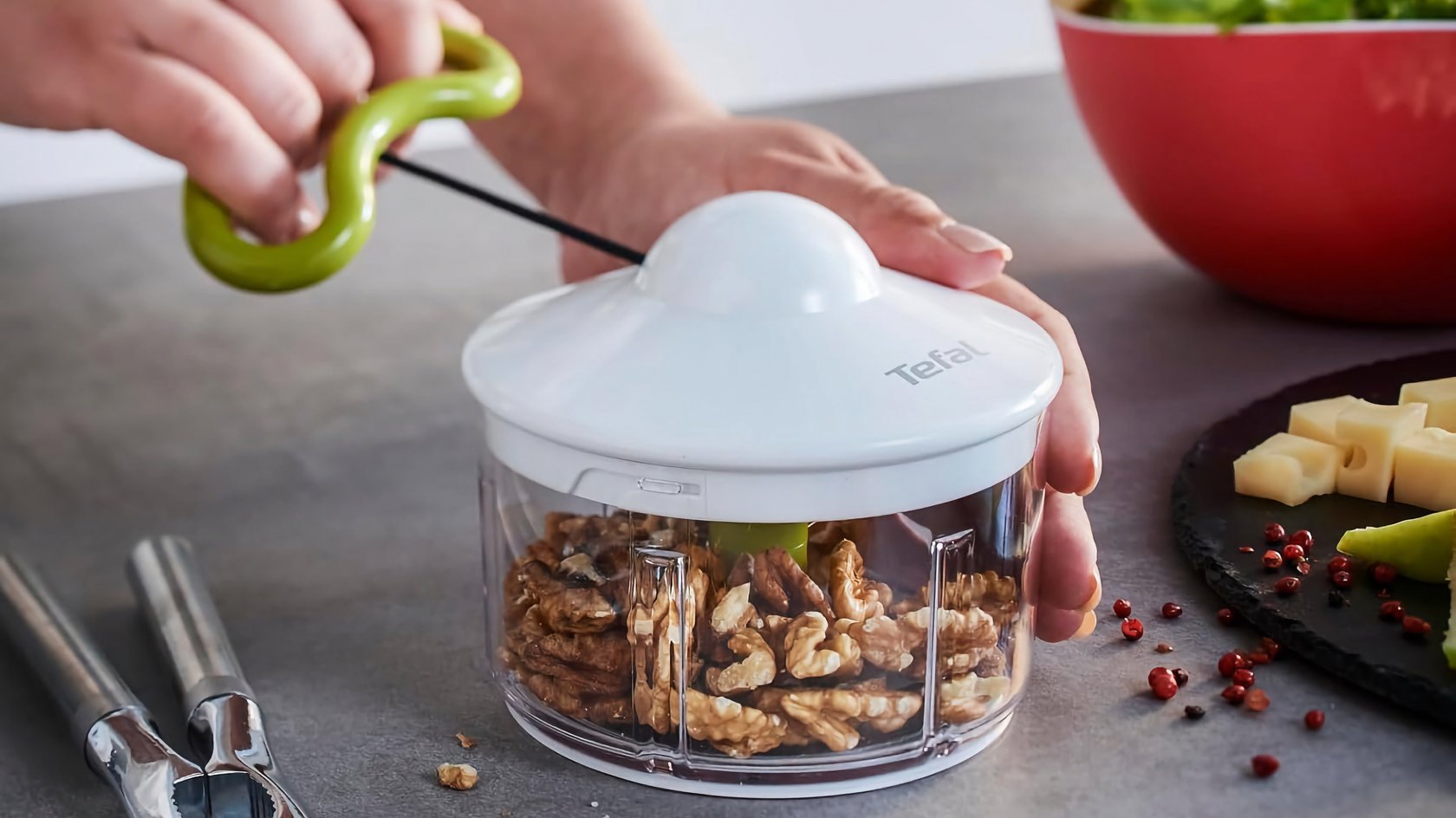 Eine Tefal-Zerkleinerer zerkleinert Nüsse