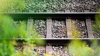 Warum es wichtig ist, dass Steine an Bahnschienen liegen