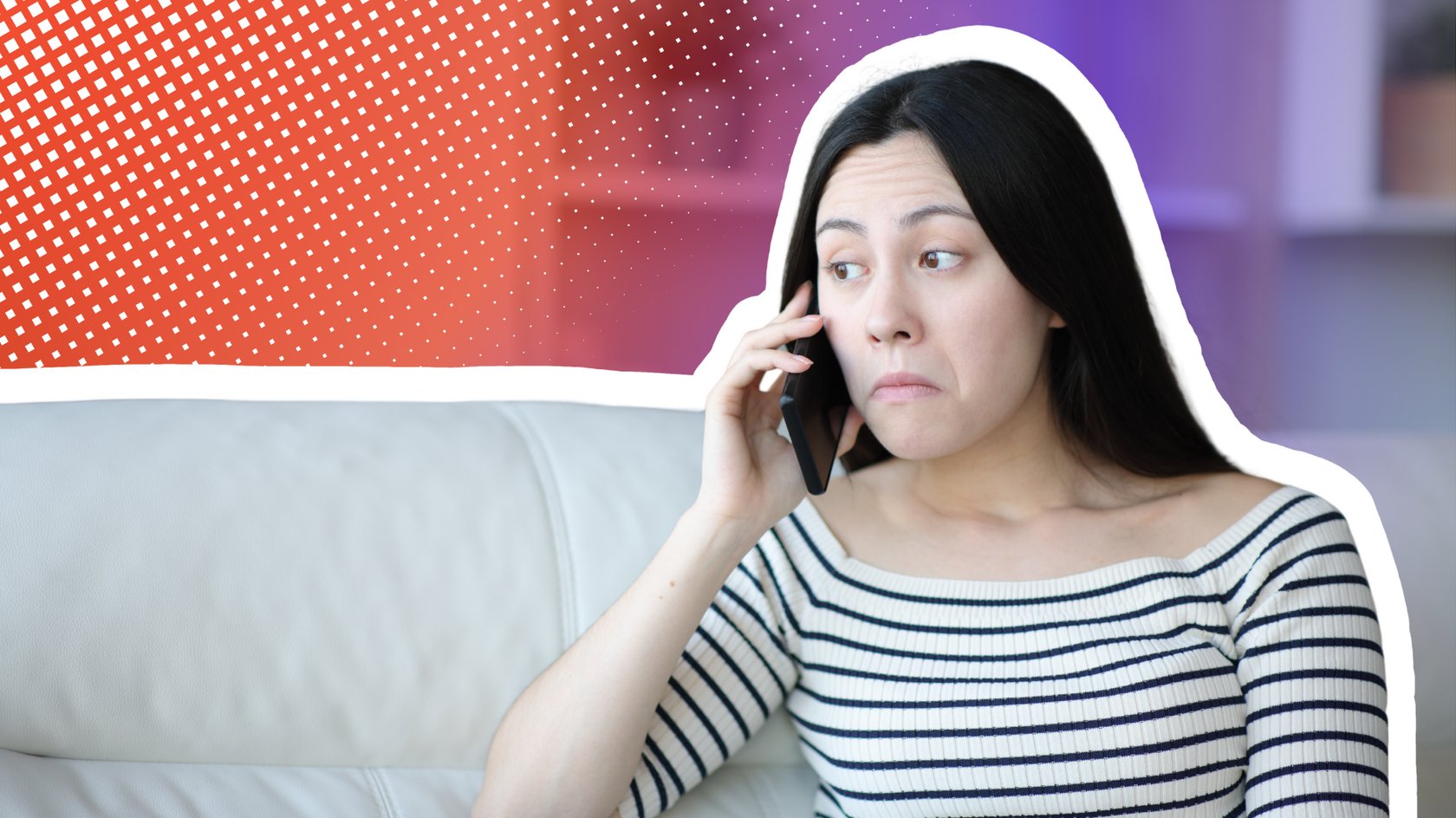 Eine junge Frau mit langen, dunklen Haaren sitzt auf einem weißen Ledersofa und telefoniert mit einem Smartphone. Sie trägt ein gestreiftes Oberteil und hat einen besorgten oder nachdenklichen Gesichtsausdruck