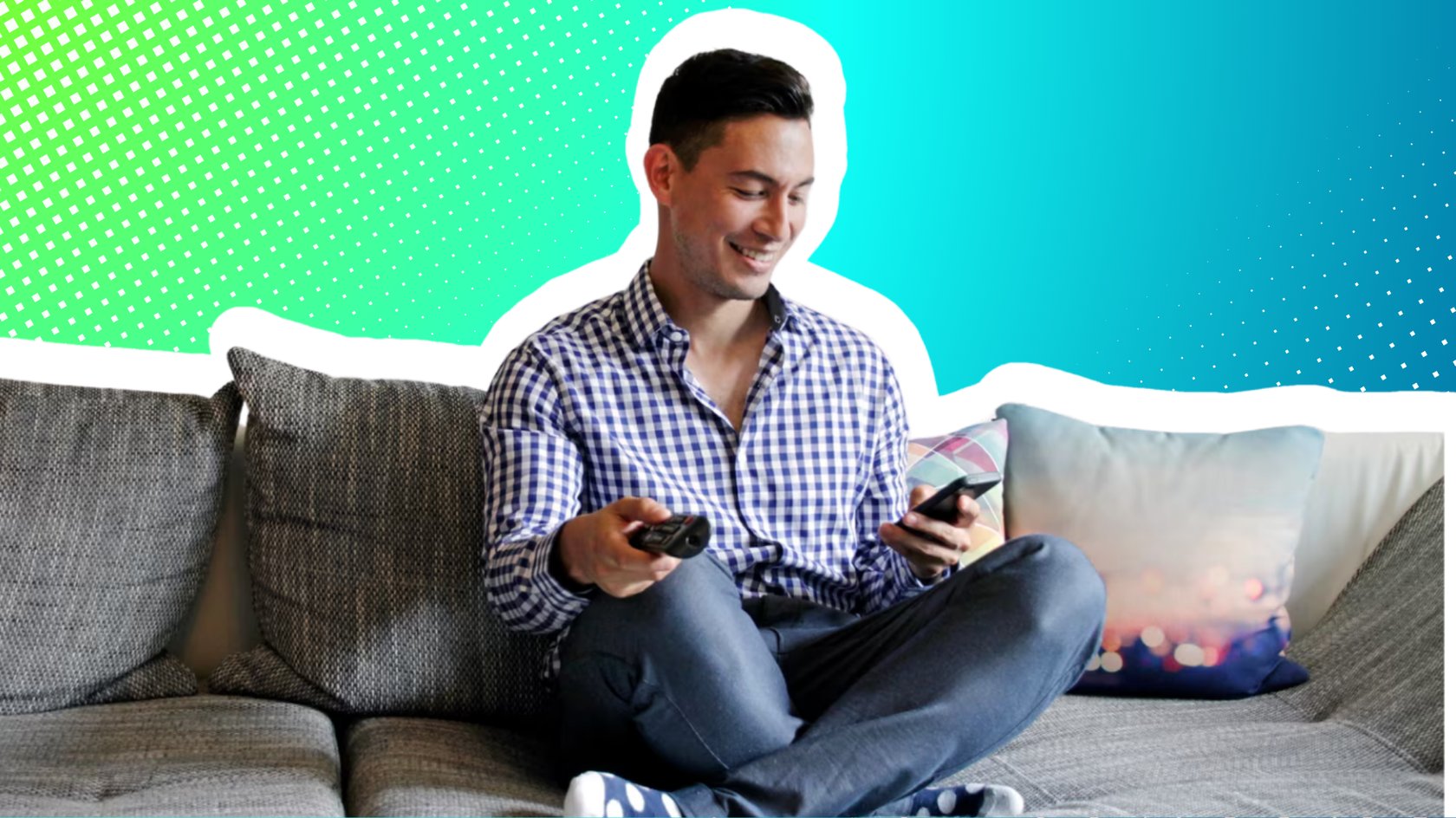 Mann sitzt auf dem Sofa und hat sein Smartphone in der linken Hand und die Fernbedienung in der rechten Hand.