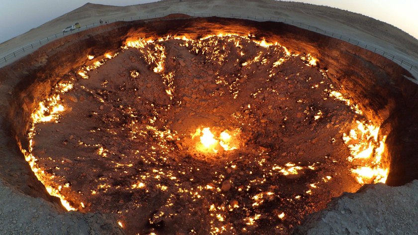 In Turkmenistan gibt es einen besonderen Krater, der auch als „Tor zur Hölle“ bekannt ist.
