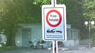 Privatparkplatz blockiert: Was Eigentümer jetzt tun dürfen