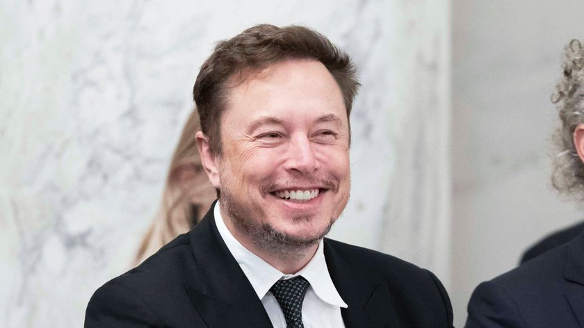 Elon Musk ist gut gelaunt.