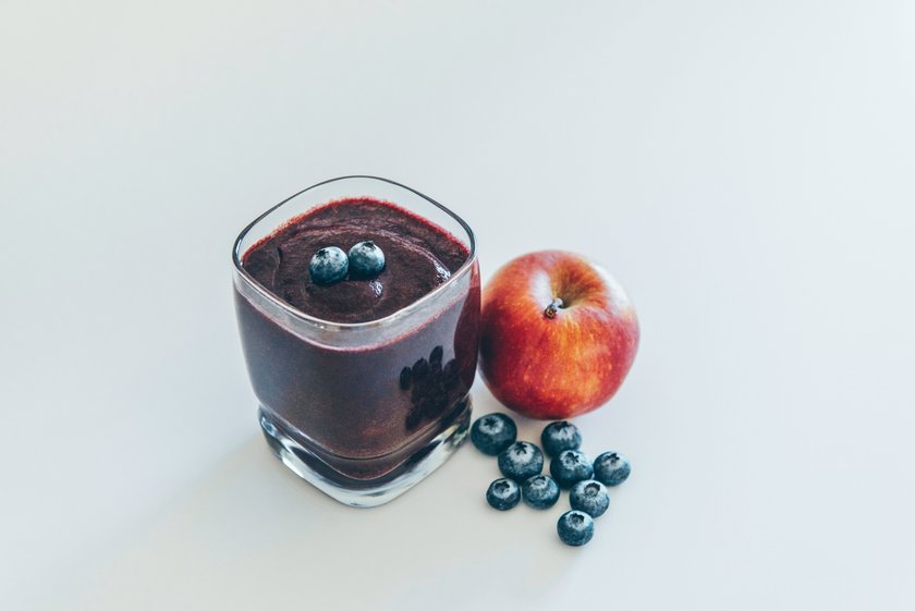 Smoothie aus Apfel und Beeren