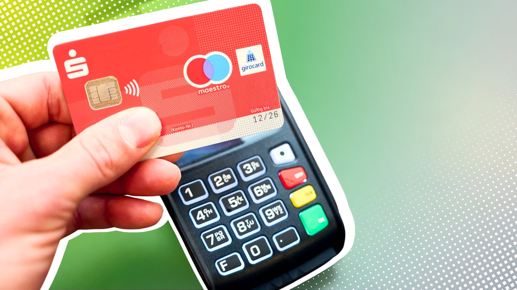 Girocard der Sparkasse beim Zahlen an einem Lesegerät