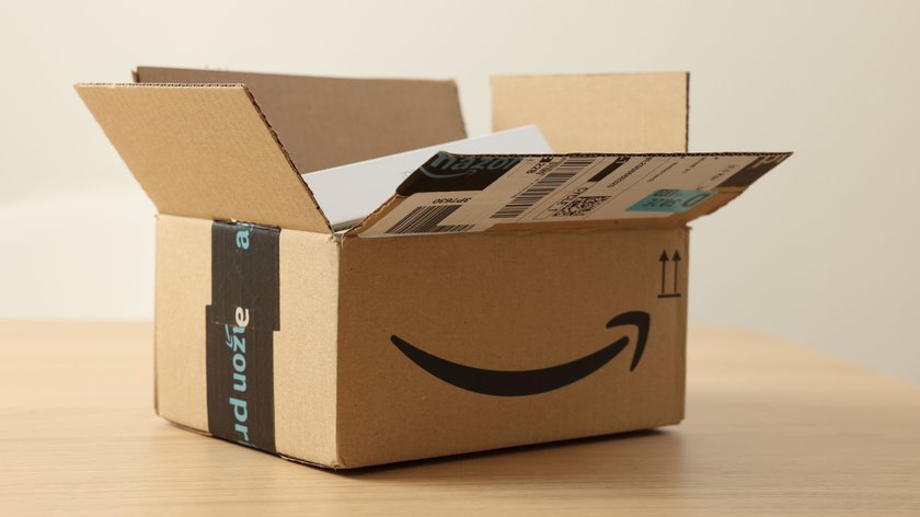 Ein geöffnetes Amazon-Paket.