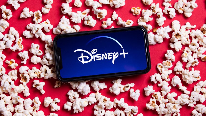 Ein Smartphone mit dem Disney+-Logo.